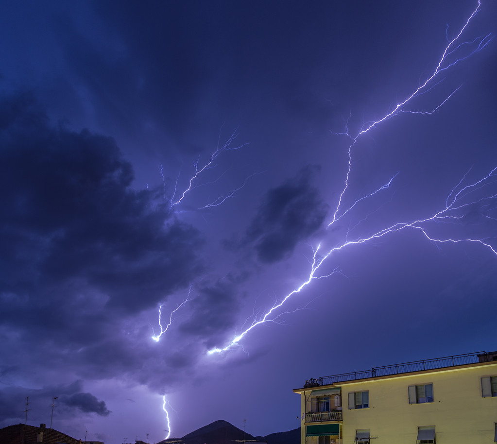 疯狂雷电_雷电狂风暴雨图片_疯狂雷电路