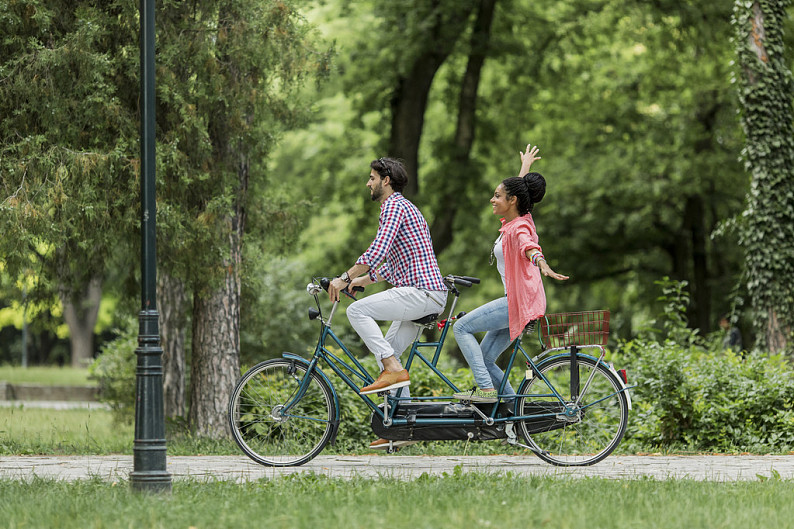 双人自行车：共享欢乐之旅