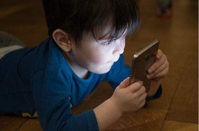 孩子玩手机游戏如何疏导_发现小孩手机玩游戏怎么办_孩子拿手机玩游戏