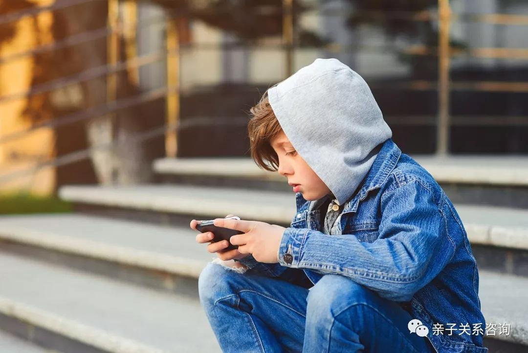 7岁男孩沉迷手机游戏-7岁男孩手机游戏成瘾，父母惊觉他沉迷不