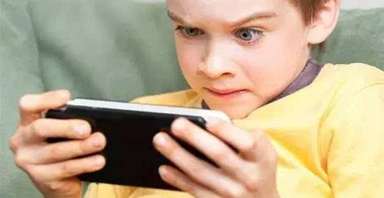 3岁小孩玩游戏老是耍手机_小孩玩手机游戏的危害视频_耍老小孩玩手机游戏是什么行为