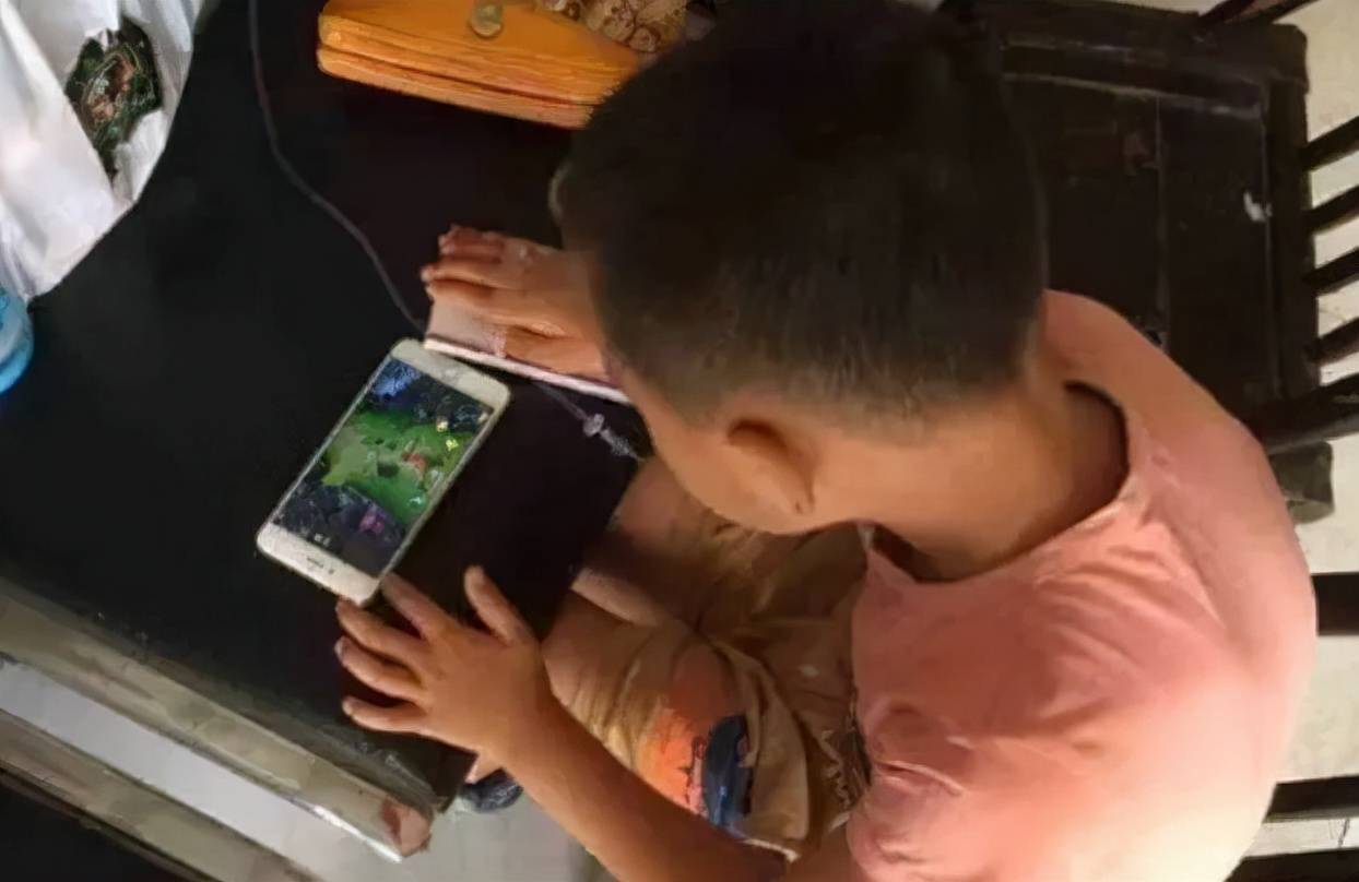 小伙玩手机游戏被警察误会视频_22岁小伙玩手机游戏_小伙玩手机游戏视频