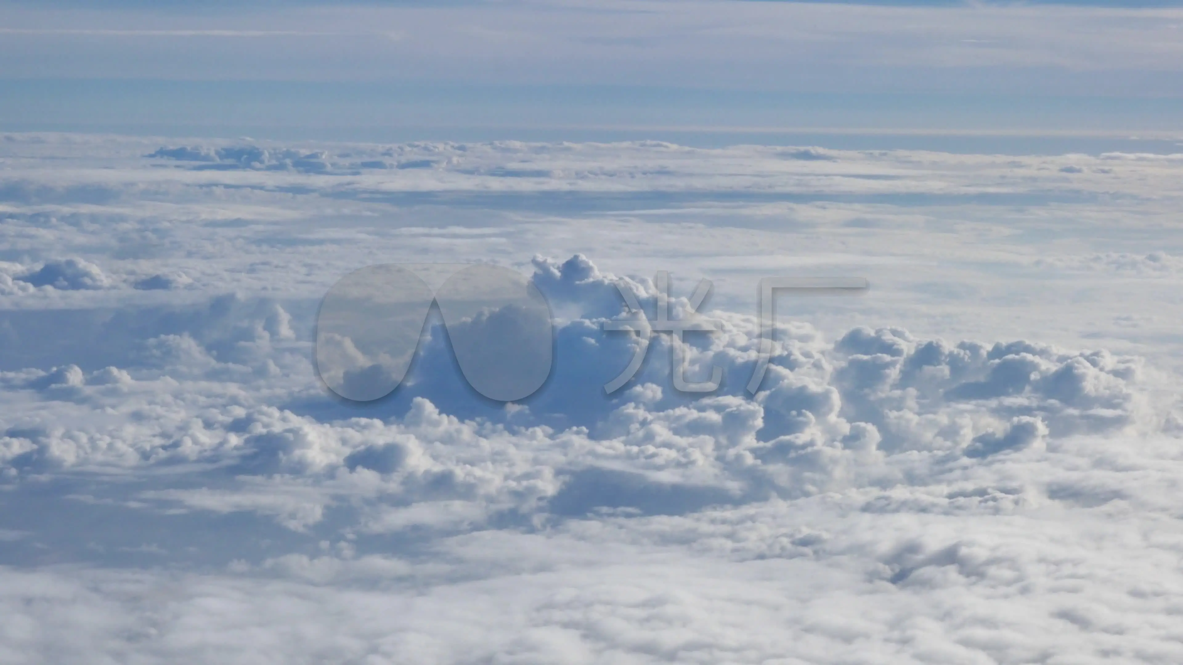 穿越云层，俯瞰世界：一名意航员的飞行经历