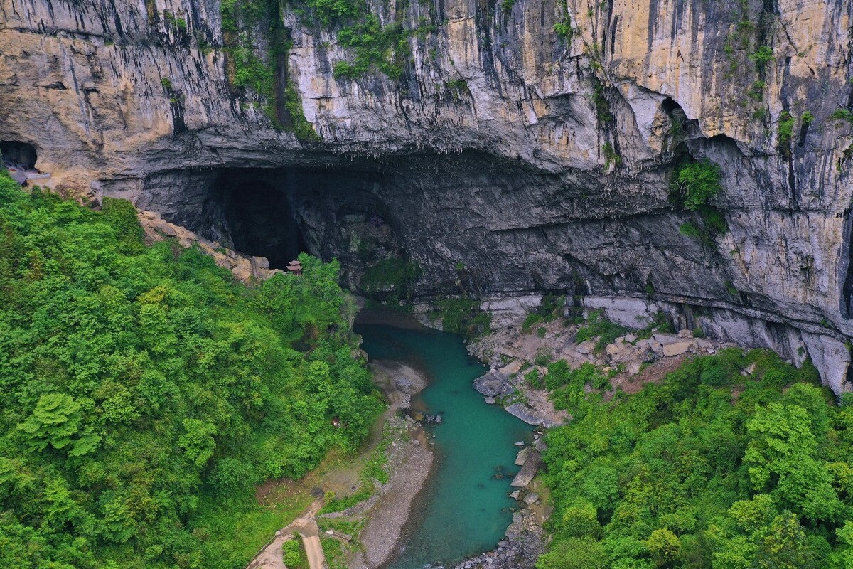 邦克山：探秘天空之城的神秘洞穴与壮丽景色
