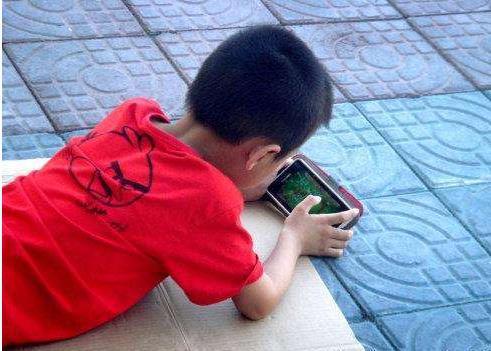 大头儿子跳手机游戏-手机游戏成瘾！大头儿子能否逃离虚拟世界，