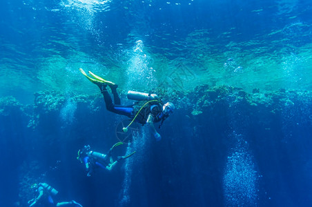 带潜航者的手机游戏-探索海底奇迹：沉入深海探险者的潜水乐趣