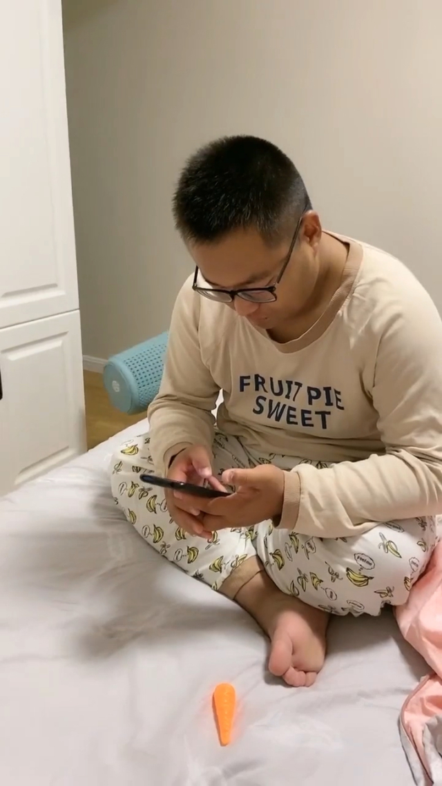 不让爸爸玩手机的建议_爸爸禁止儿子玩手机游戏_阻止爸爸玩手机