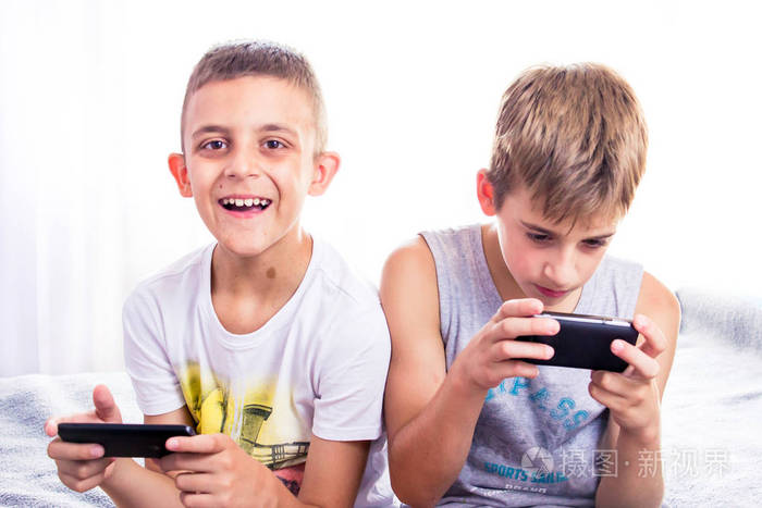 村里小孩玩的手机游戏_小孩村玩手机游戏里怎么玩_小孩玩手机游戏的危害视频