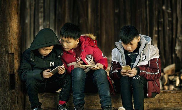 儿童玩游戏被卡手机-孩子沉迷手机令家长担忧，陪伴与沟通或成解